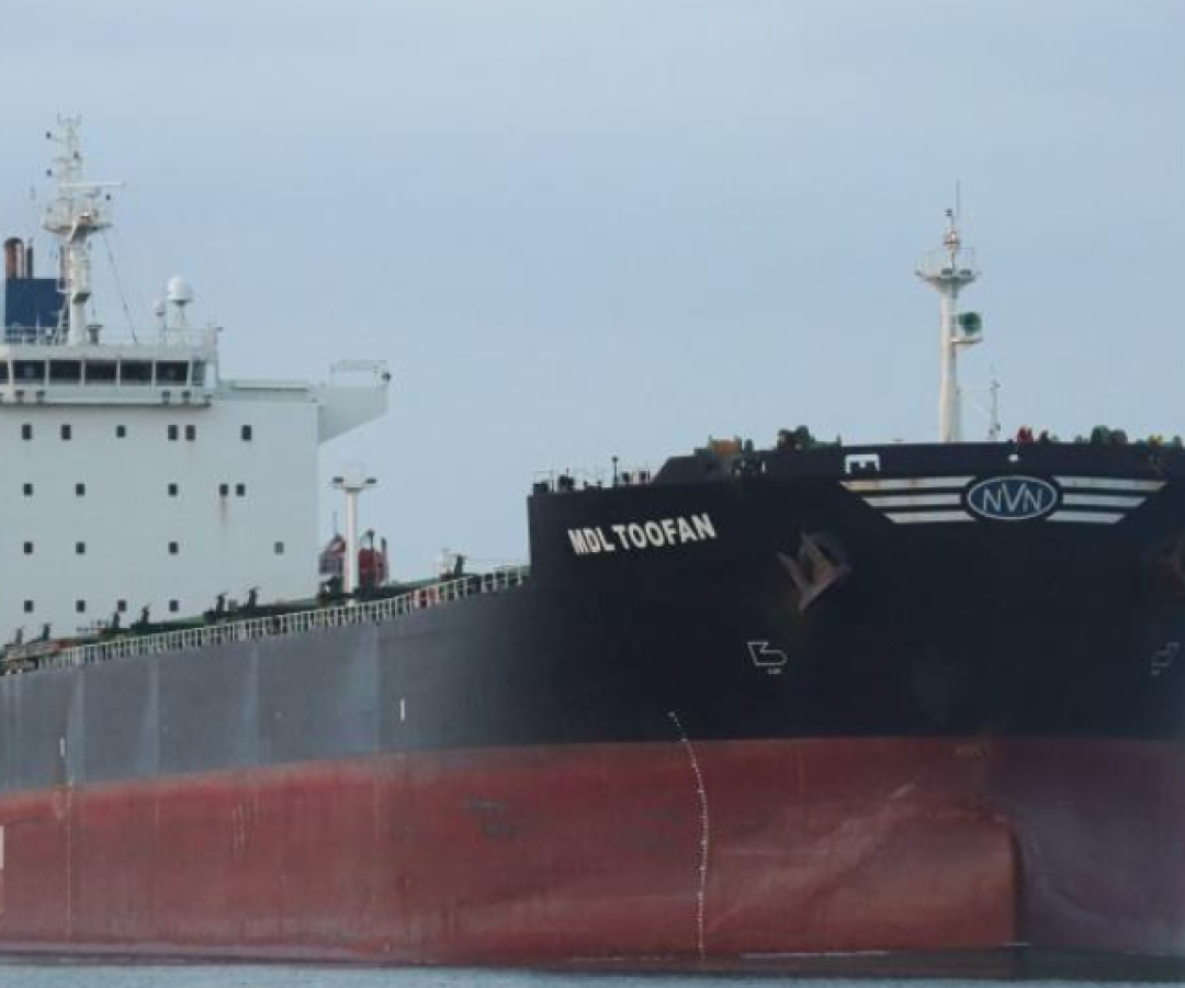 Uma explosão foi registrada na manhã desta quinta-feira (8) no porão do navio graneleiro MDL Toofan, de bandeira panamenha...
