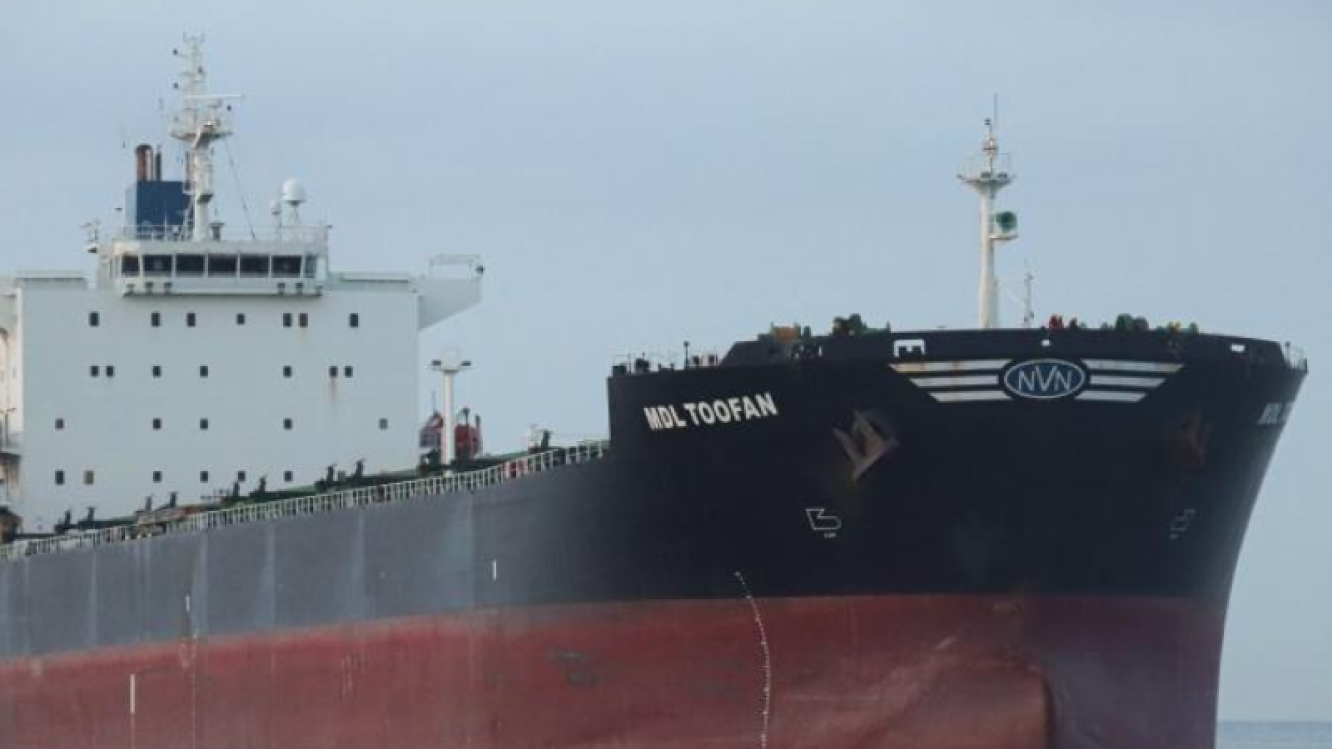 Uma explosão foi registrada na manhã desta quinta-feira (8) no porão do navio graneleiro MDL Toofan, de bandeira panamenha...
