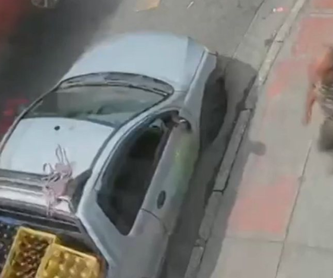 Uma mulher grávida, de 30 anos, foi presa após atropelar um motociclista, de 56, durante uma discussão de trânsito na Avenida Nossa...