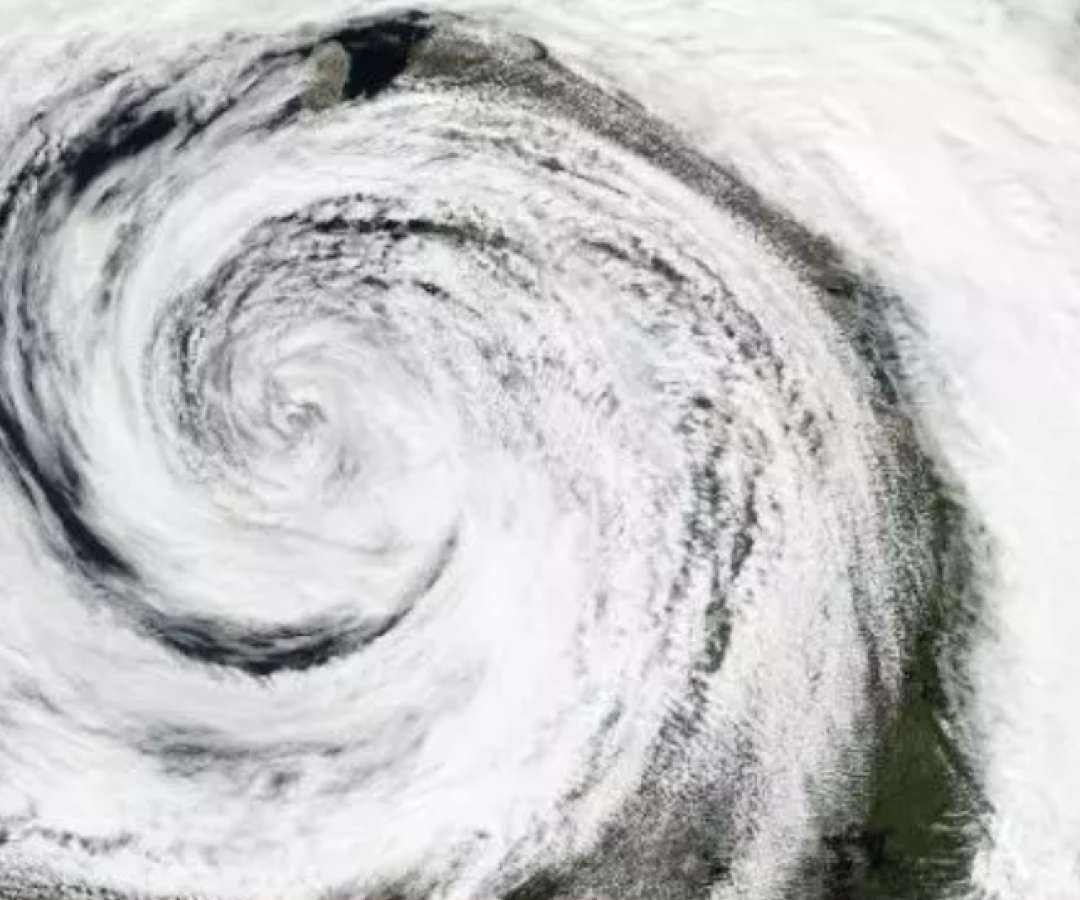 Com o alerta vermelho emitido pelo Instituto Nacional de Meteorologia (Inmet), o litoral de São Paulo está sob risco de tempestades...