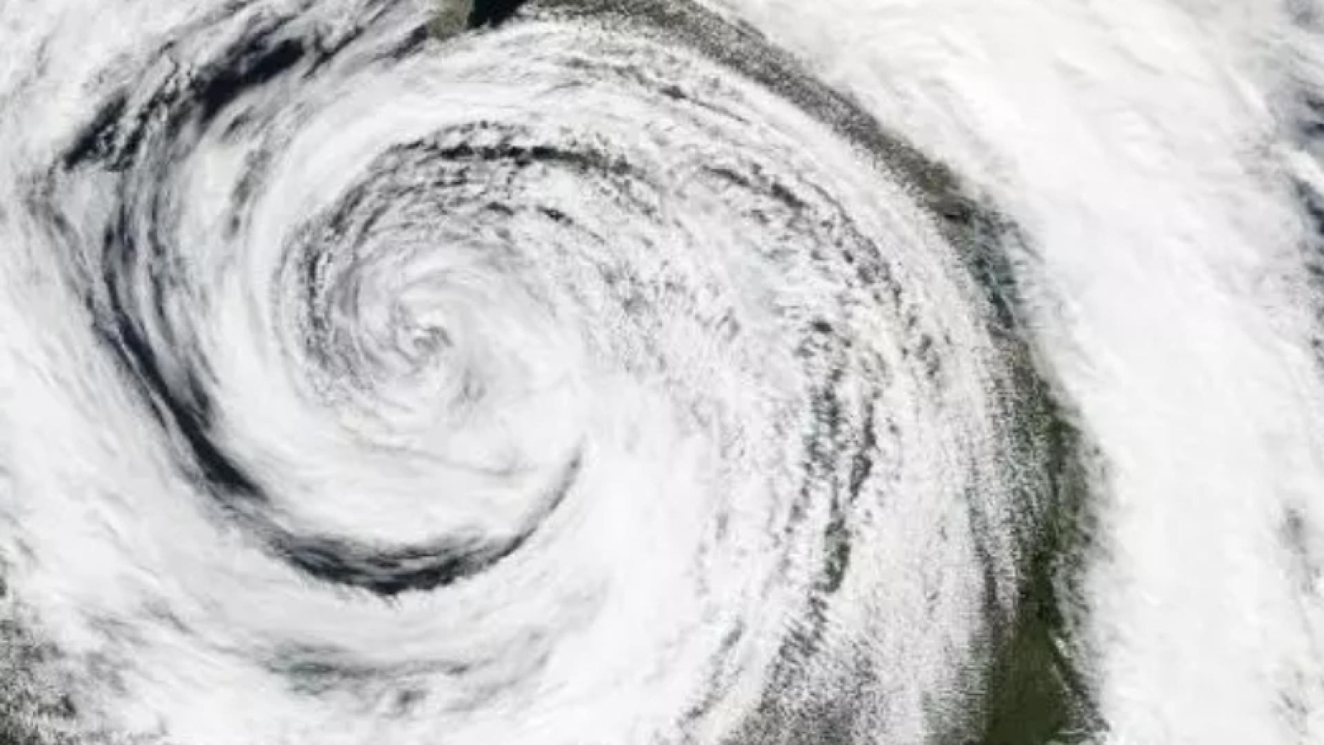 Com o alerta vermelho emitido pelo Instituto Nacional de Meteorologia (Inmet), o litoral de São Paulo está sob risco de tempestades...