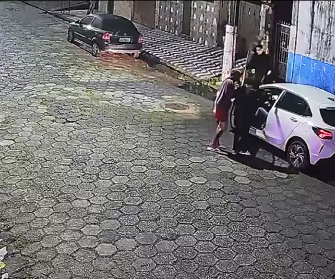 Um homem foi rendido por cinco suspeitos e teve o carro roubado na noite da última sexta-feira (22), na Rua Aleixo Garcia, no bairro...