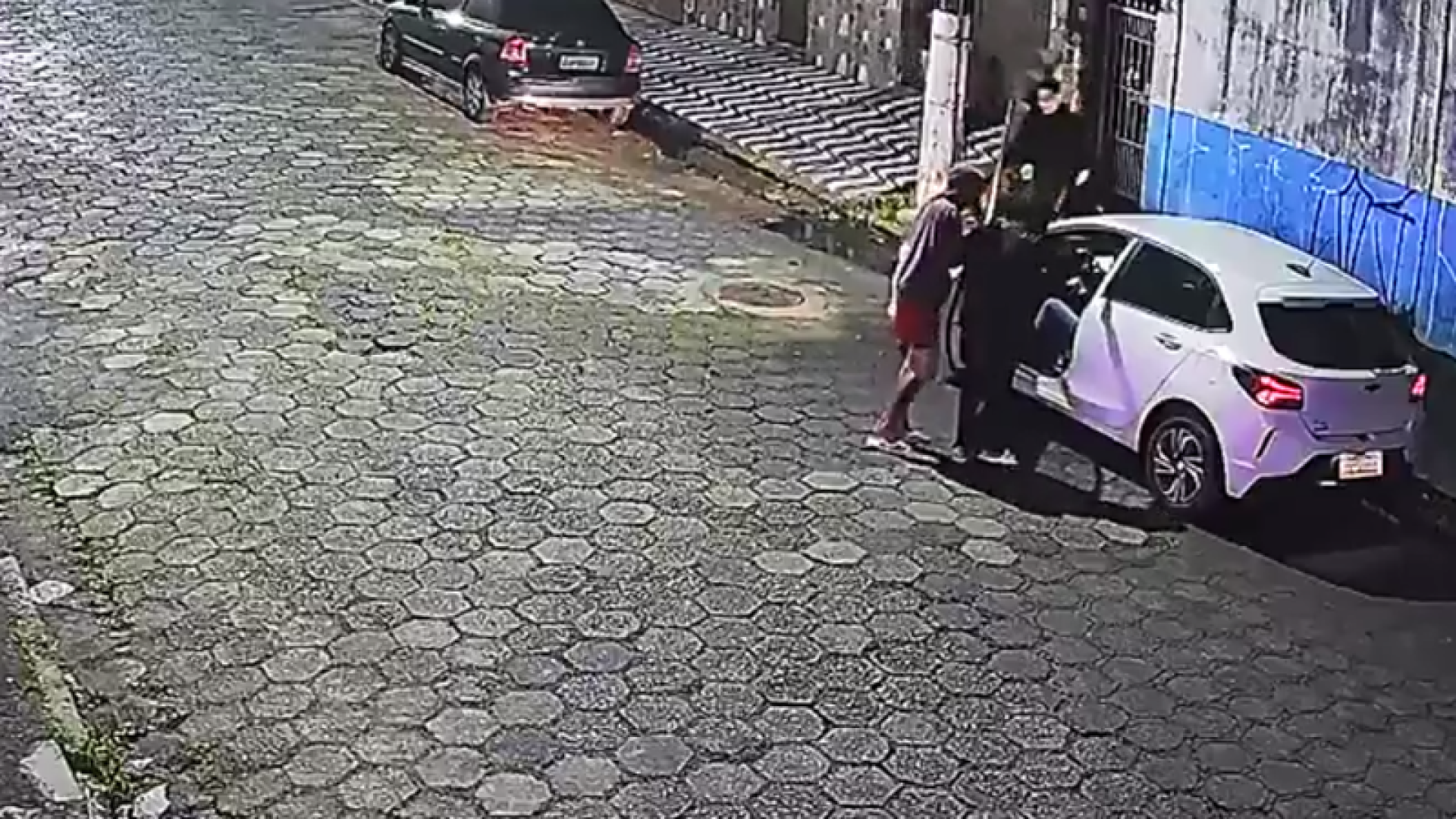 Um homem foi rendido por cinco suspeitos e teve o carro roubado na noite da última sexta-feira (22), na Rua Aleixo Garcia, no bairro...