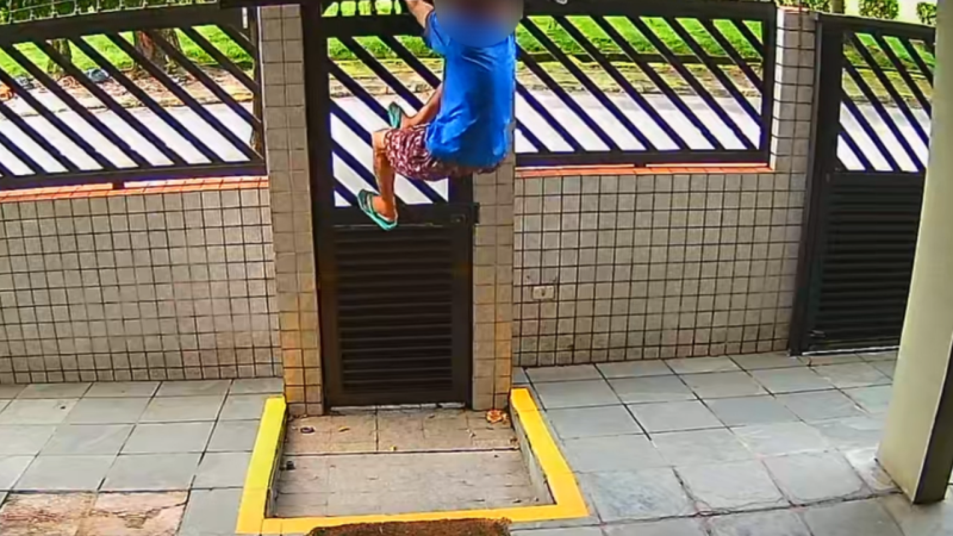 Câmeras de segurança flagraram, nesta terça-feira, uma tentativa de invasão a um prédio na Avenida Quintino Bocaiúva, em São Vicente...