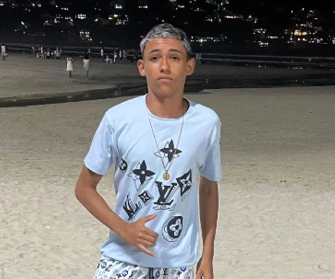 O corpo do adolescente Daniel dos Santos Amparo, de 15 anos, que estava desaparecido após cair no mar em Guarujá, no litoral...