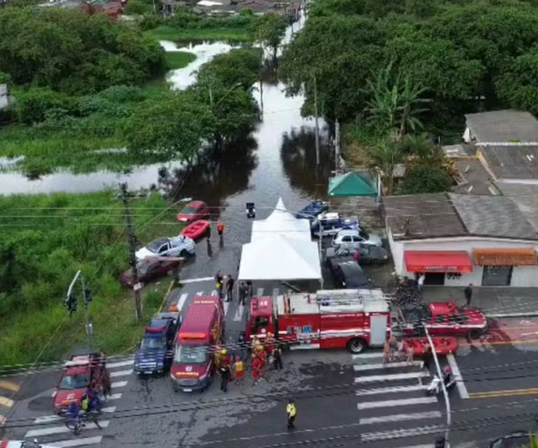 Dois rios transbordaram em Mongaguá, no litoral de São Paulo, e a água invadiu residências nesta quinta-feira (26).