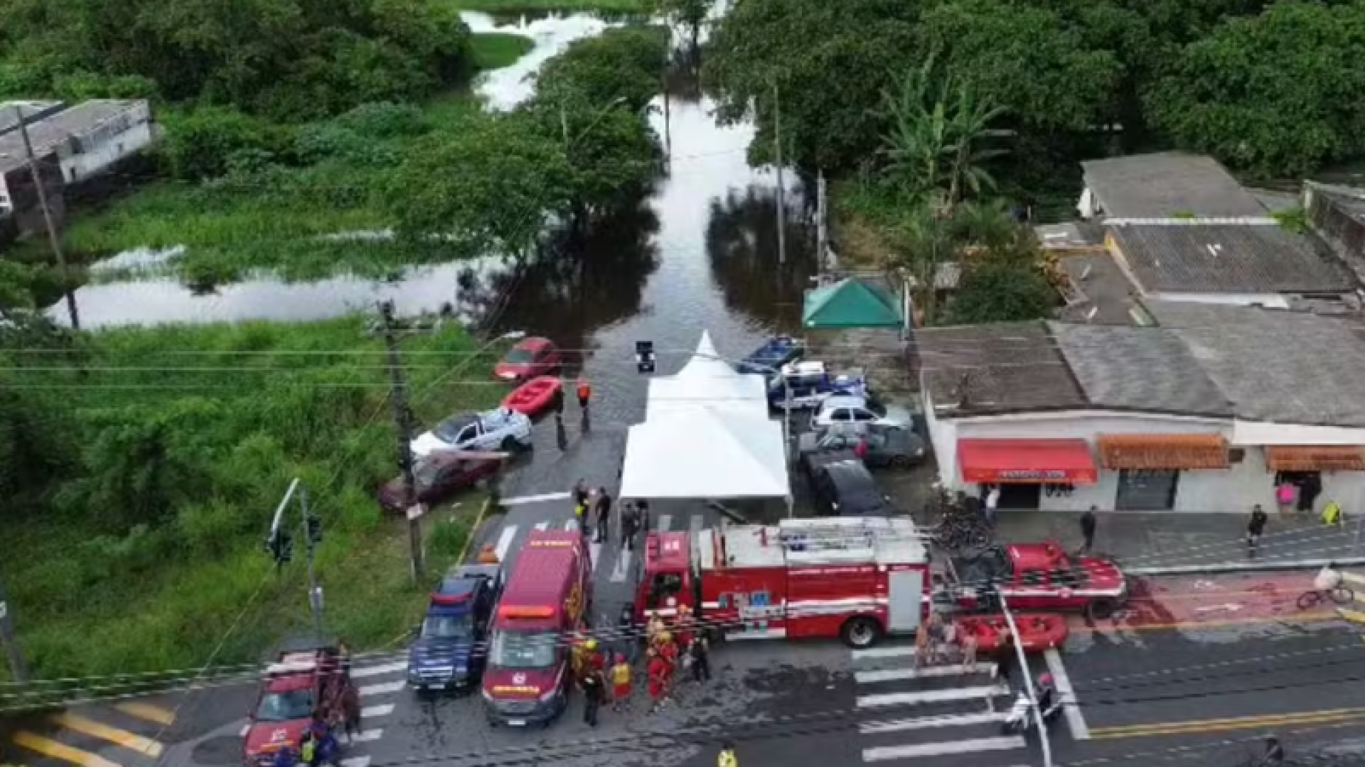 Dois rios transbordaram em Mongaguá, no litoral de São Paulo, e a água invadiu residências nesta quinta-feira (26).
