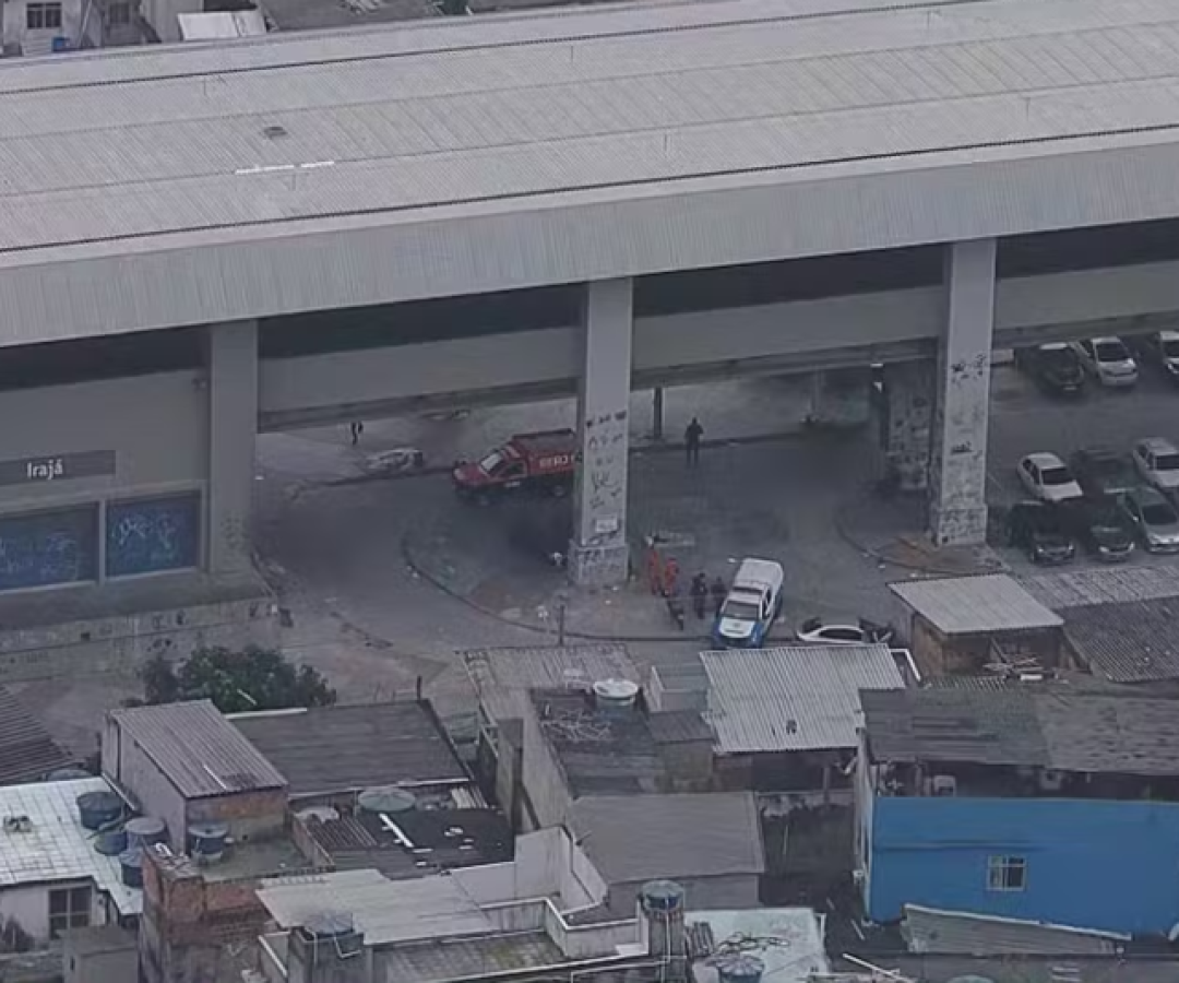 Pelo menos dois homens foram mortos e um terceiro ficou gravemente ferido após um ataque a tiros de fuzil nas proximidades da estação...