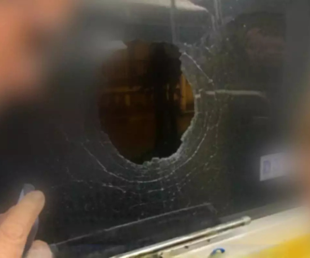 Uma passageira ficou ferida na noite desta quinta-feira (25) após um ataque contra um Veículo Leve sobre Trilhos (VLT) no litoral paulista.