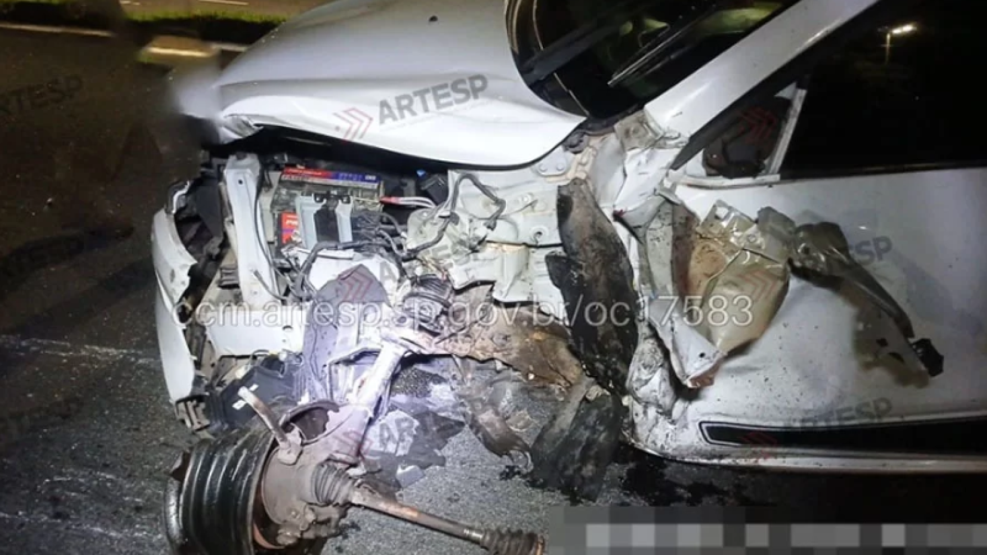 Um motociclista de 27 anos ficou gravemente ferido após ser atingido por um carro que invadiu a contramão da Via Expressa Sul...