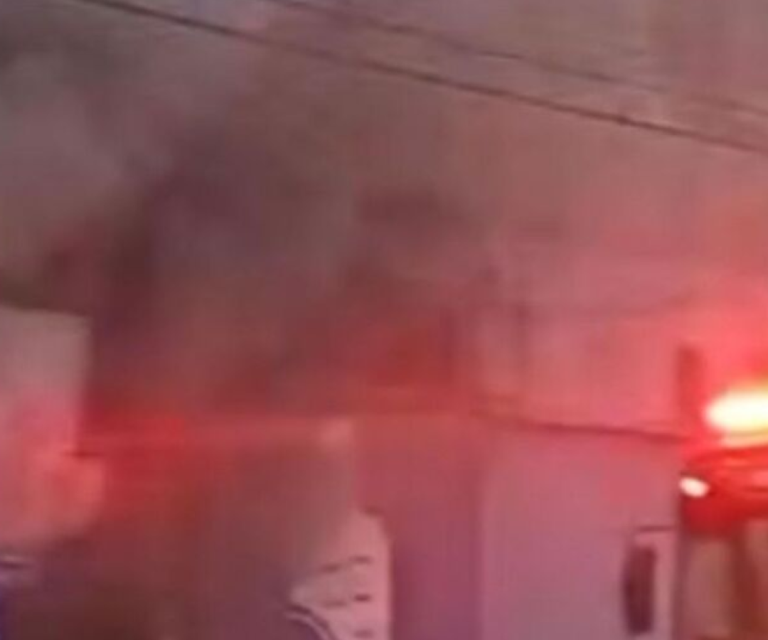 Um incêndio de grandes proporções atingiu um galpão na Avenida Dr. Roberto de Almeida Vinhas, nº 4751, no bairro Vila Tupi...