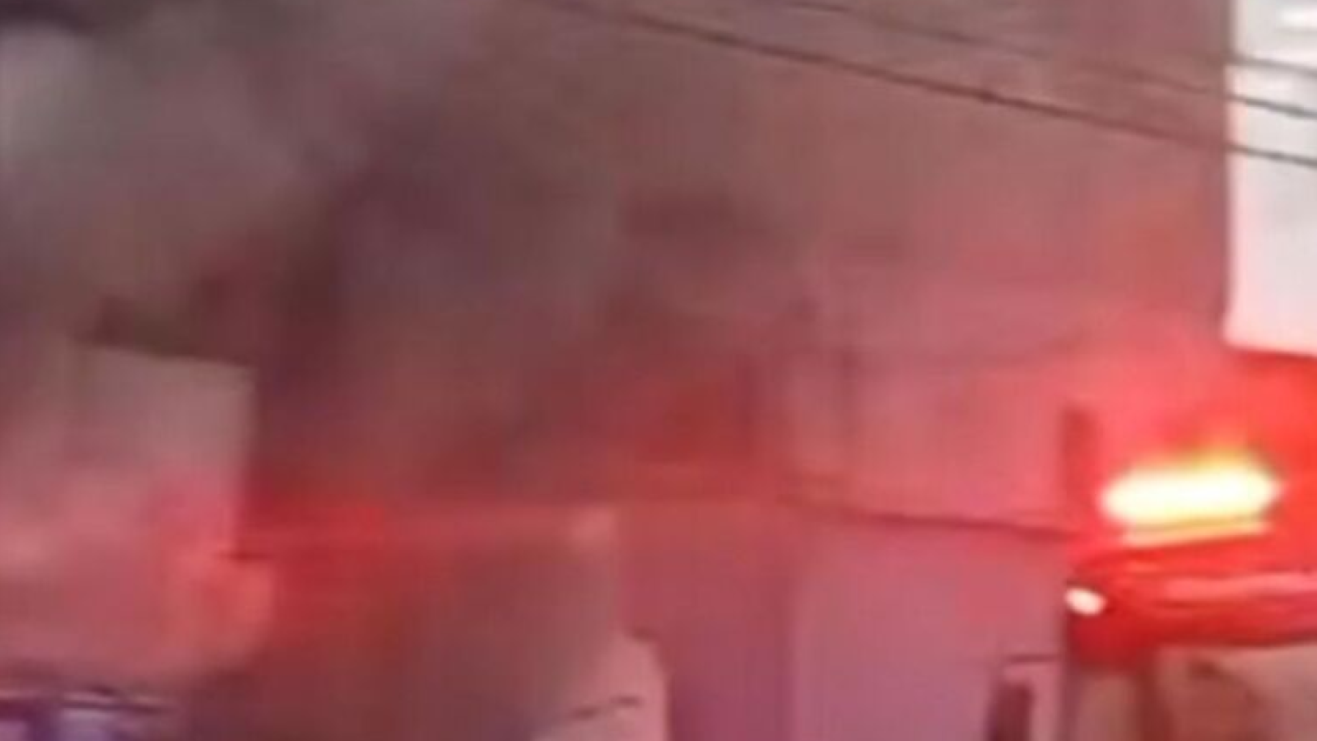 Um incêndio de grandes proporções atingiu um galpão na Avenida Dr. Roberto de Almeida Vinhas, nº 4751, no bairro Vila Tupi...