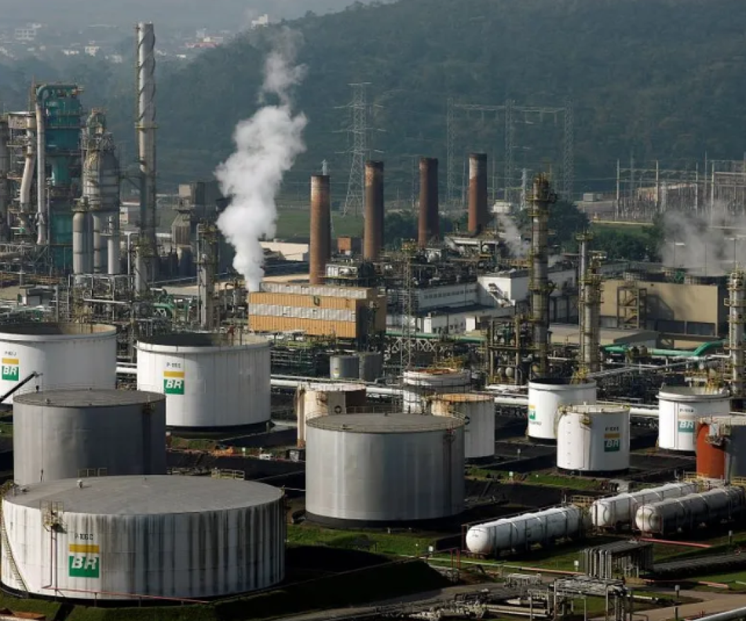 Cerca de 3 mil petroleiros do litoral de São Paulo iniciaram nesta segunda-feira (15) uma greve por tempo indeterminado.