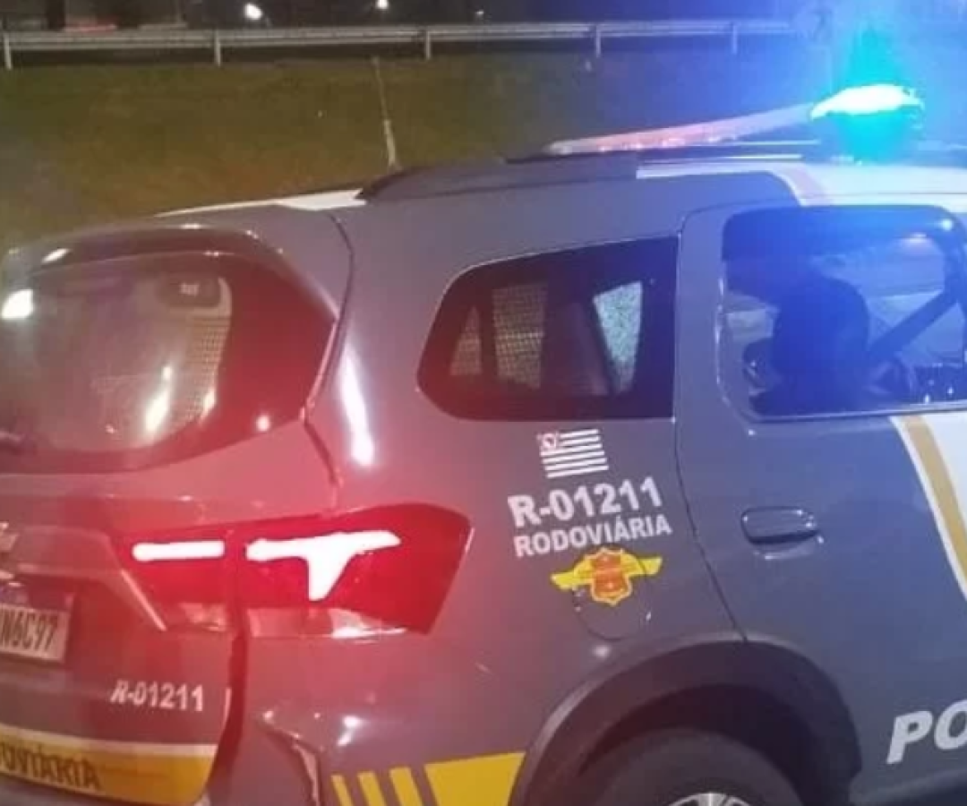 Um homem foi preso na noite de domingo (30) após quebrar o vidro de um carro para roubar um celular na Rodovia Padre Manoel...