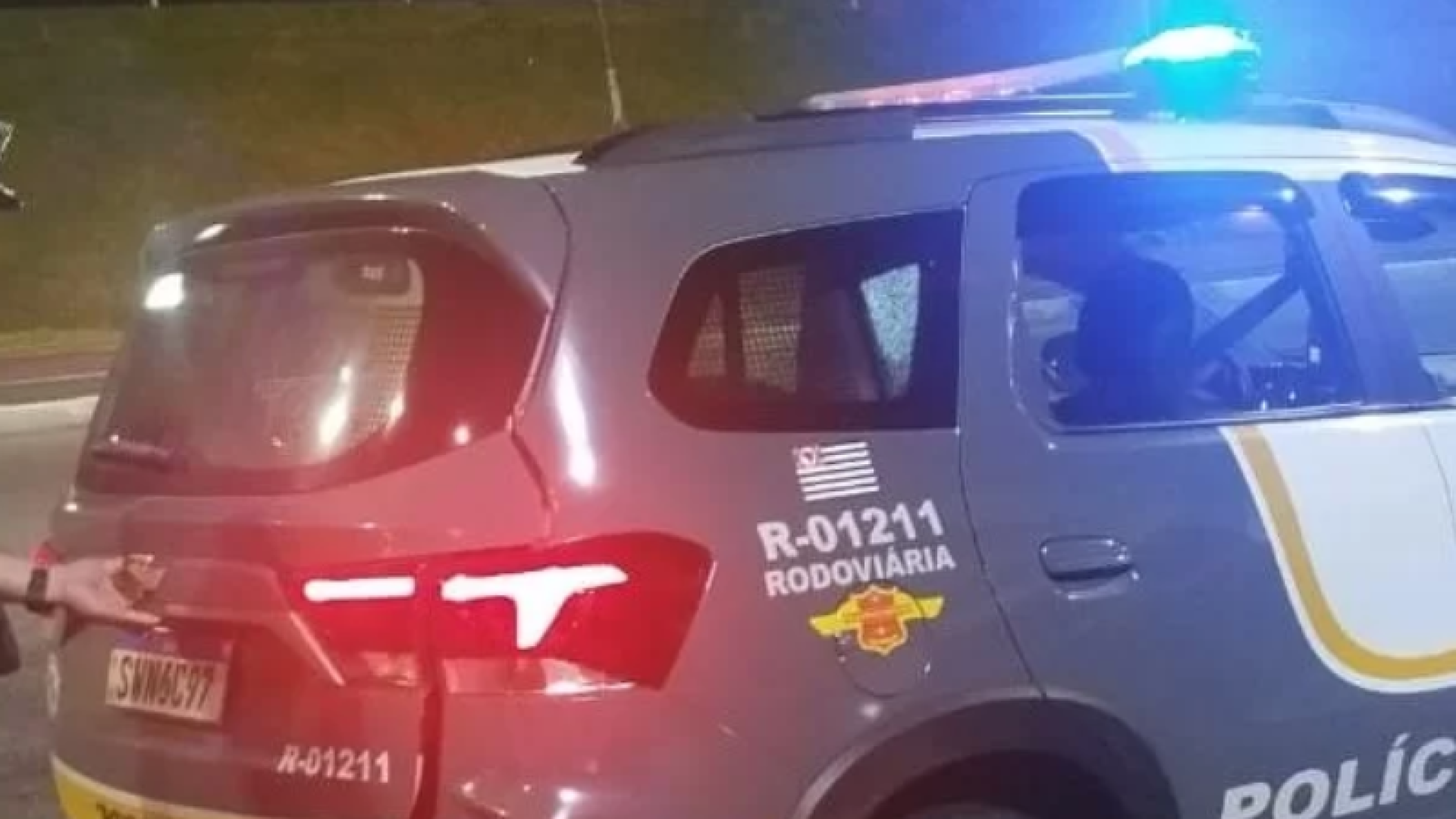 Um homem foi preso na noite de domingo (30) após quebrar o vidro de um carro para roubar um celular na Rodovia Padre Manoel...
