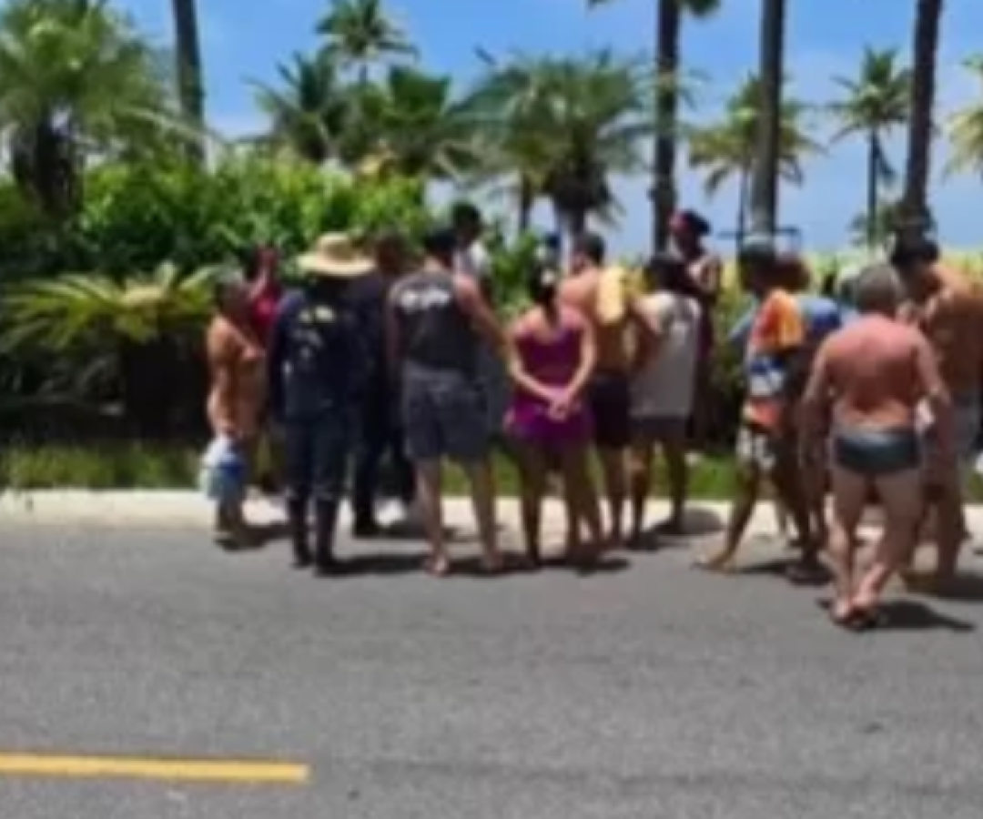 Um adolescente foi detido por populares após roubar a correntinha de ouro e a aliança de uma idosa na orla da praia do Canto do Forte...