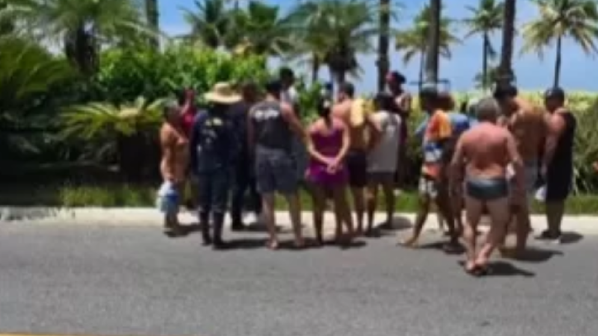 Um adolescente foi detido por populares após roubar a correntinha de ouro e a aliança de uma idosa na orla da praia do Canto do Forte...