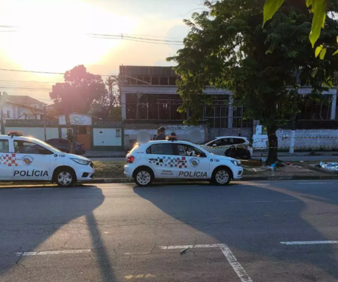 Uma mulher de aproximadamente 60 anos foi encontrada morta na manhã desta terça-feira (17) no canteiro central da Avenida...