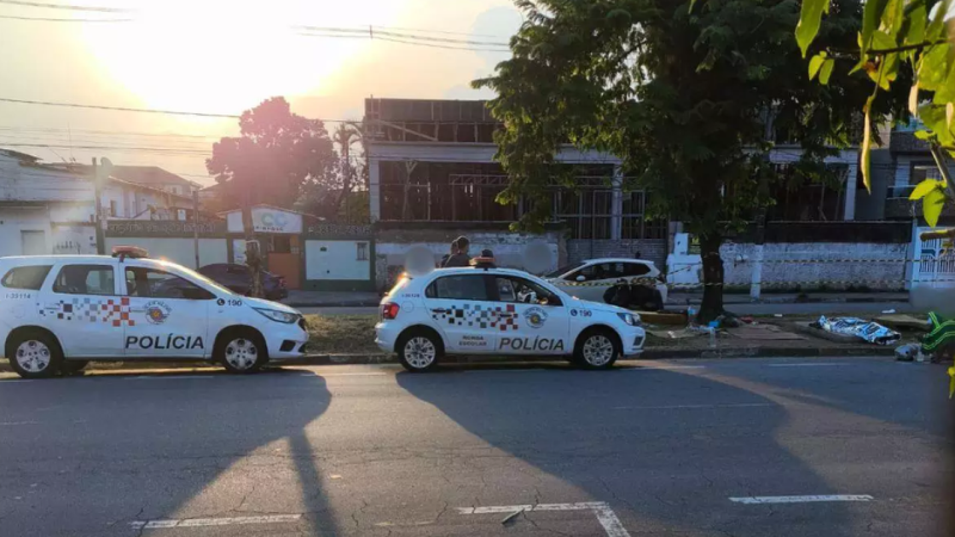 Uma mulher de aproximadamente 60 anos foi encontrada morta na manhã desta terça-feira (17) no canteiro central da Avenida...