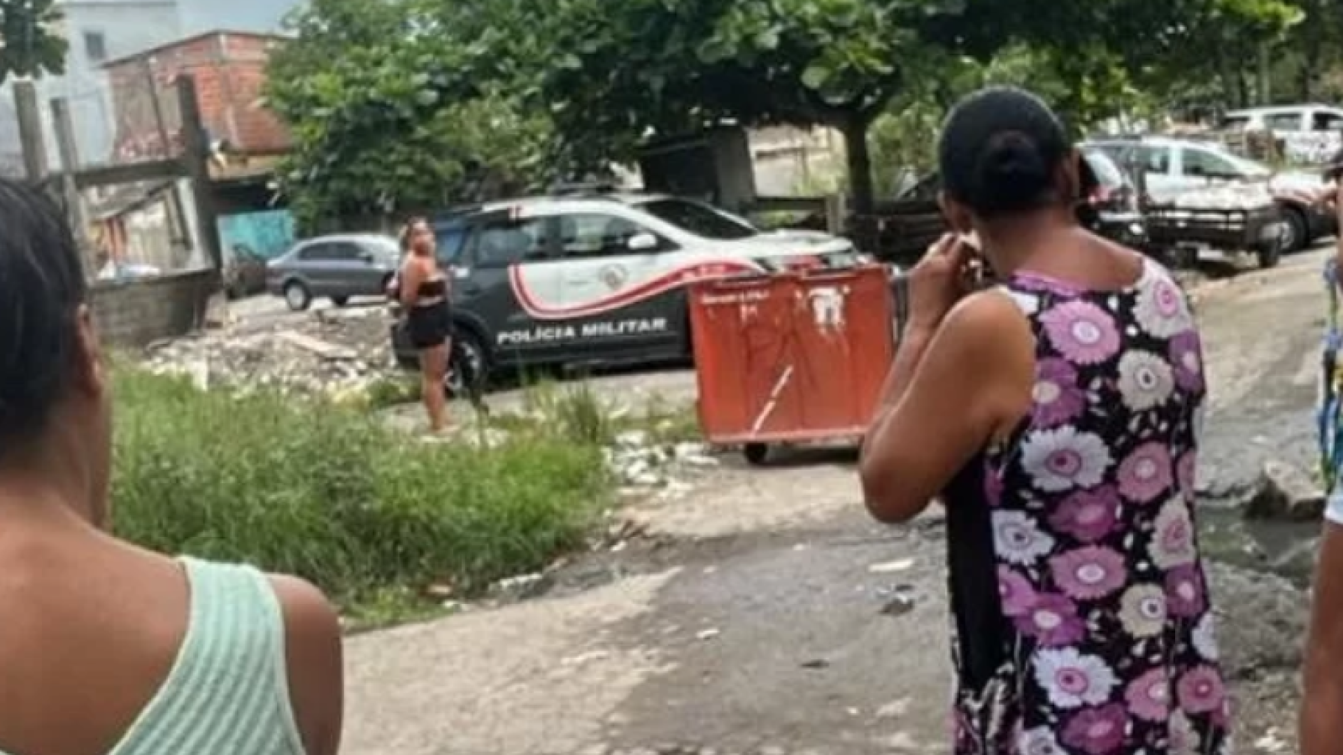 Um homem de 18 anos morreu durante uma troca de tiros com policiais militares na comunidade do Dique do Piçarro, no bairro Cidade Náutica...