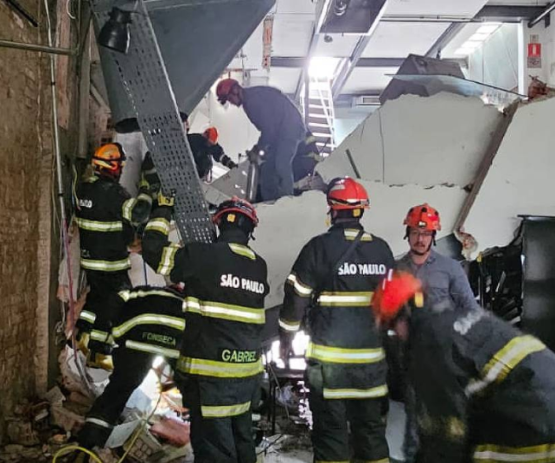 O teto do restaurante Jamile, do chef Henrique Fogaça, desabou na tarde desta quarta-feira (8), em São Paulo, deixando várias vítimas feridas.