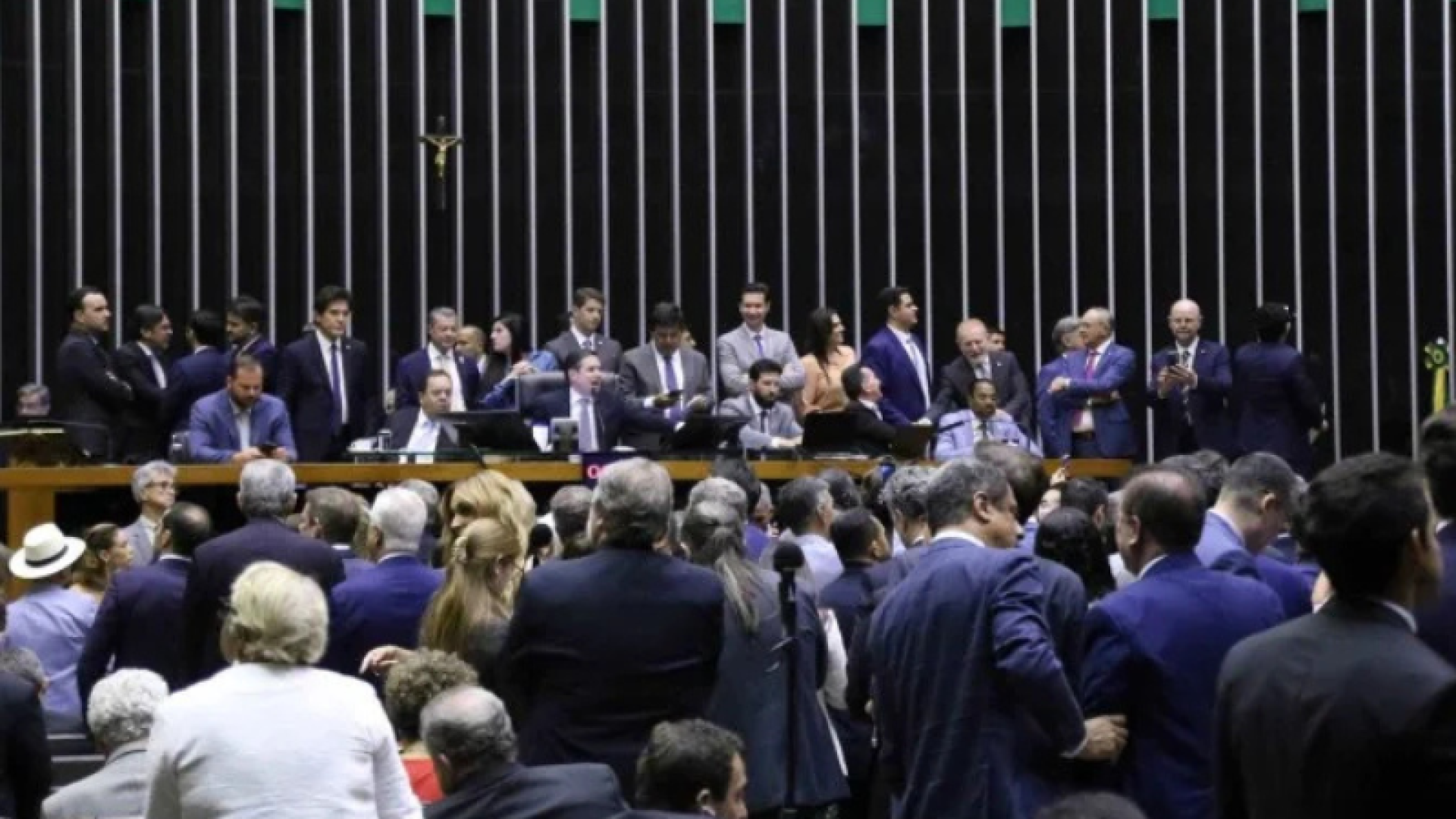 Uma semana após uma importante vitória para o Planalto no Congresso, com a isenção do Imposto de Renda, o governo sofreu uma grande derrota...