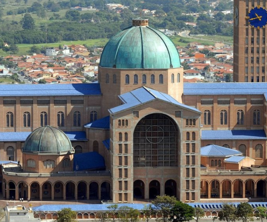 A Festa de Nossa Senhora Aparecida, celebrada no dia 12 de outubro, atrai a atenção de milhares de devotos e turistas de todo o Brasil.