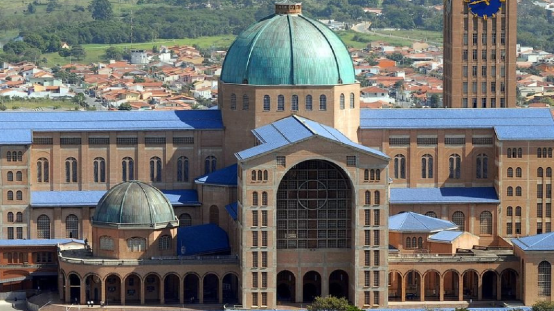 A Festa de Nossa Senhora Aparecida, celebrada no dia 12 de outubro, atrai a atenção de milhares de devotos e turistas de todo o Brasil.