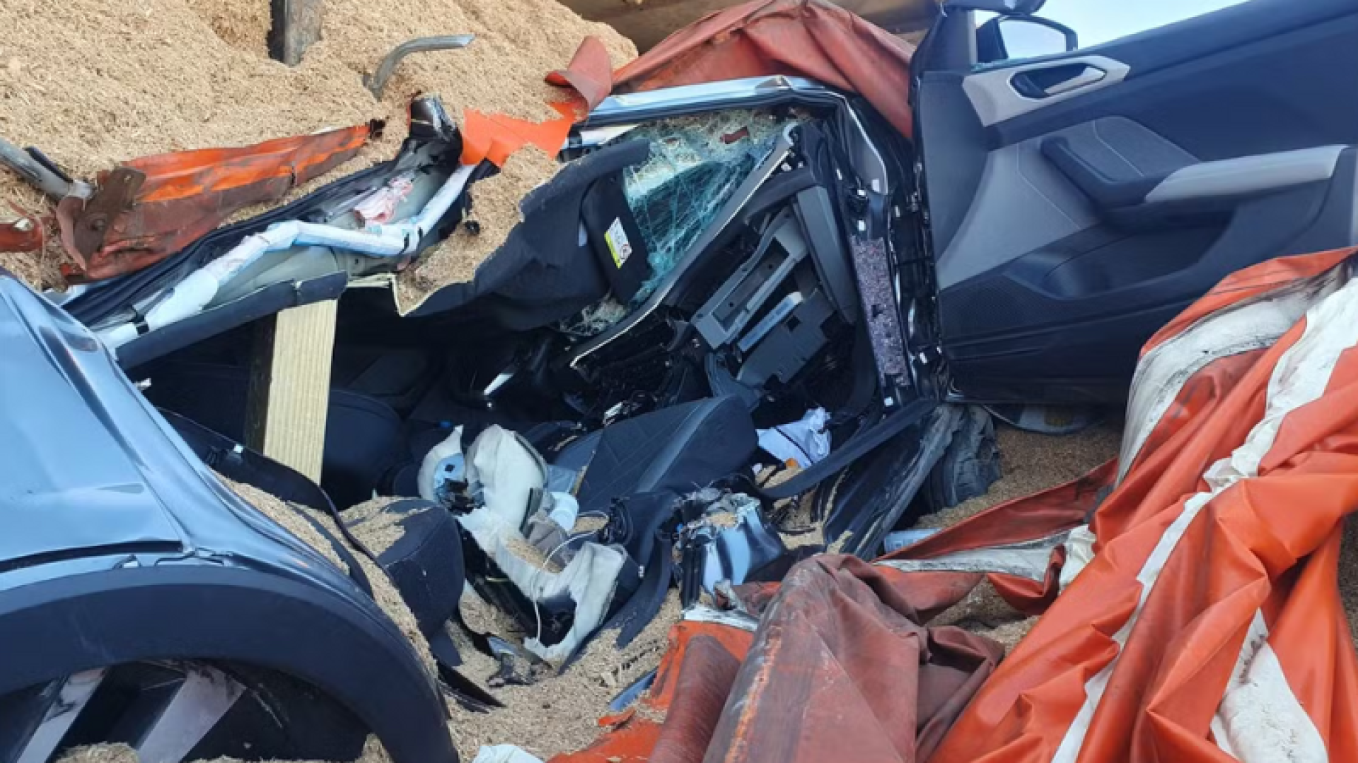 O acidente ocorreu na alça de acesso à BR-448, onde a carreta, que transportava serragem, tombou e caiu sobre o carro da vítima.