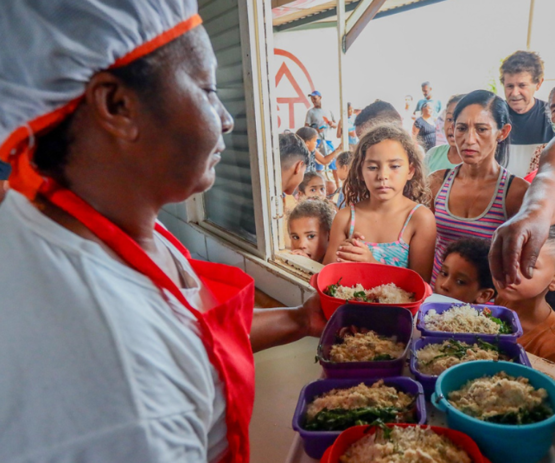 O número de brasileiros vivendo em lares com insegurança alimentar grave — situação em que a fome é uma realidade diária — caiu...
