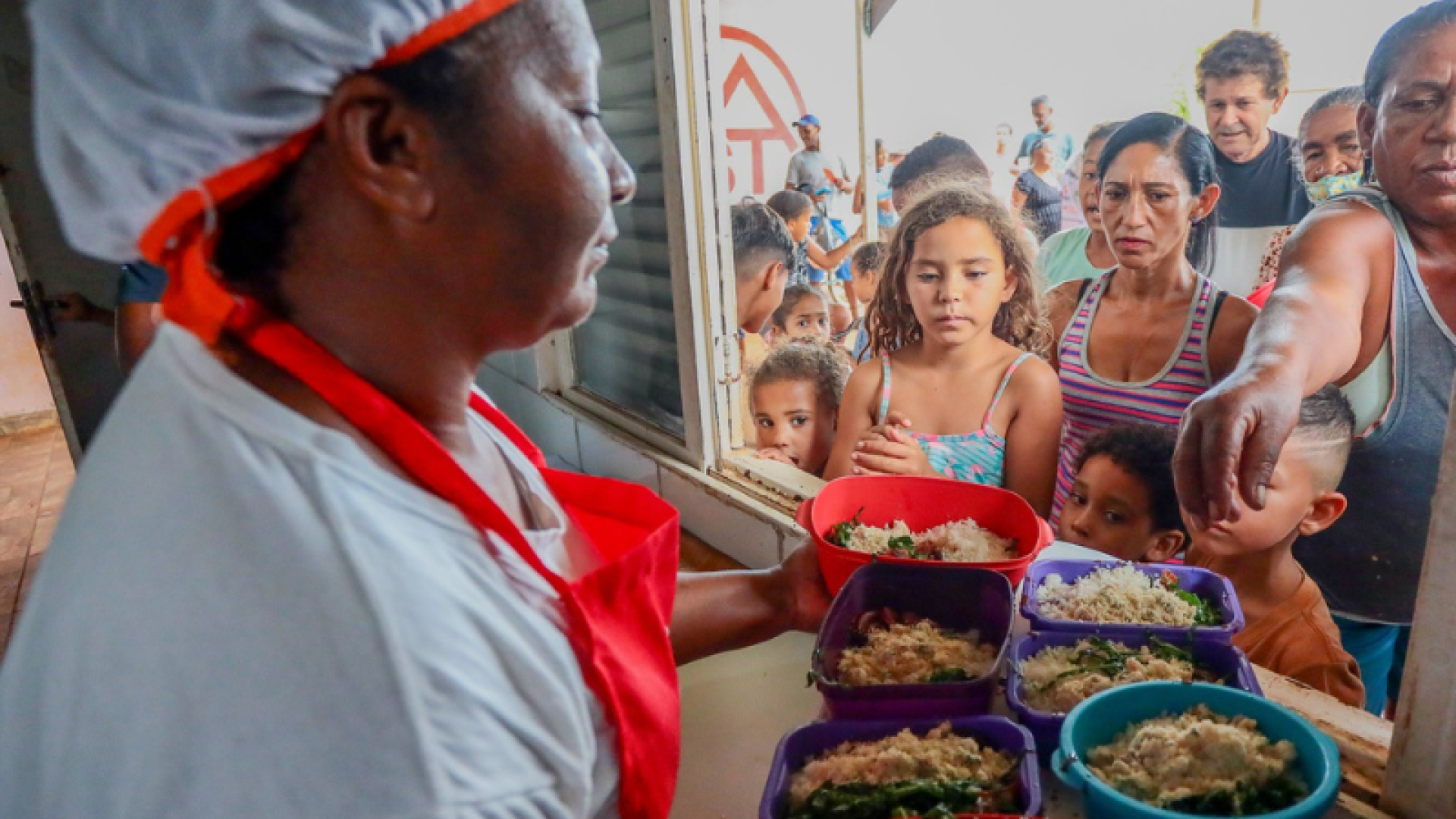O número de brasileiros vivendo em lares com insegurança alimentar grave — situação em que a fome é uma realidade diária — caiu...