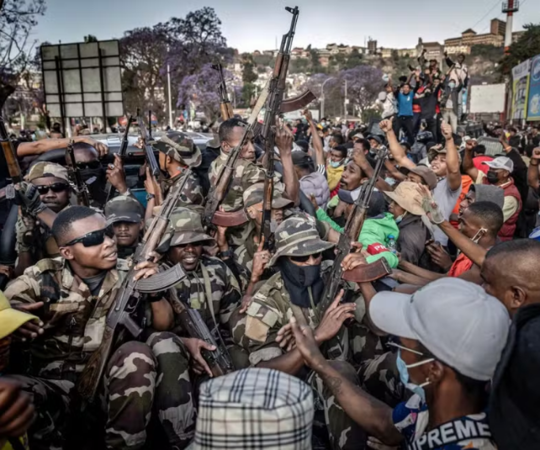 Autoridades de Madagascar confirmaram nesta segunda-feira (13) que o presidente Andry Rajoelina deixou o país após unidades das Forças...