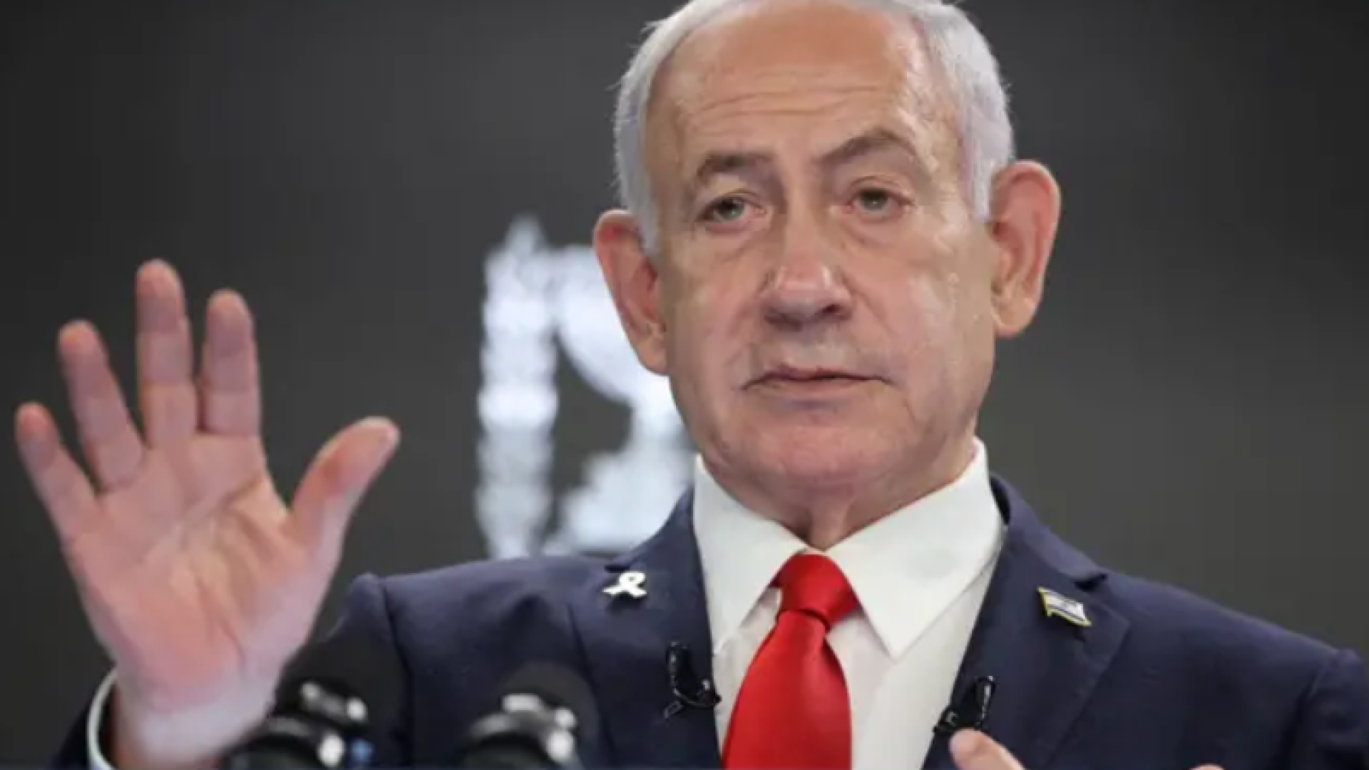 O primeiro-ministro de Israel, Benjamin Netanyahu, compareceu nesta quarta-feira (15) ao tribunal de Tel Aviv para mais uma audiência...