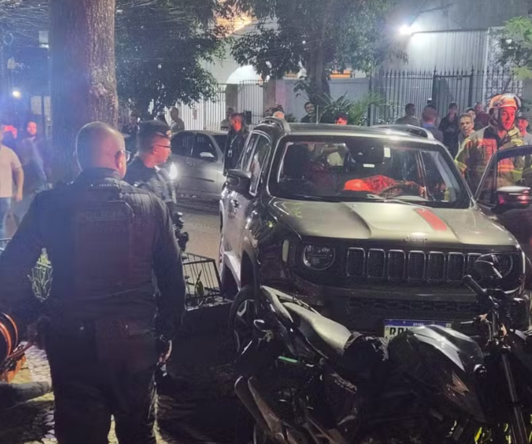 Uma tentativa de assalto terminou com dois criminosos feridos na noite desta terça-feira (21), na Rua Lopes Quintas...