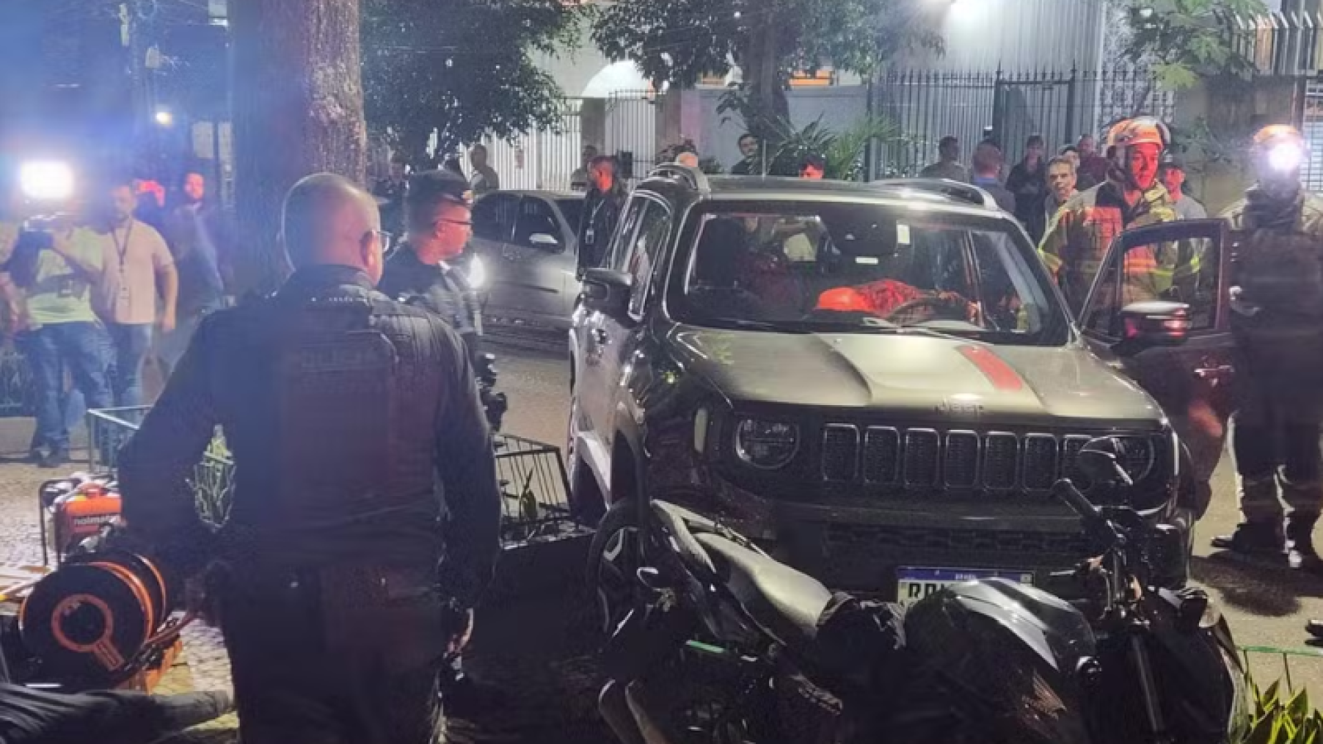 Uma tentativa de assalto terminou com dois criminosos feridos na noite desta terça-feira (21), na Rua Lopes Quintas...