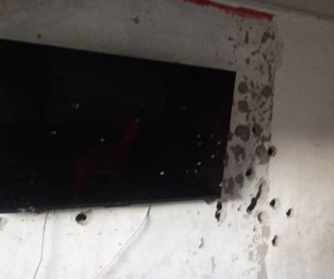 Pelo menos quatro pessoas morreram na madrugada desta segunda-feira (27) em intensos tiroteios entre traficantes das facções...