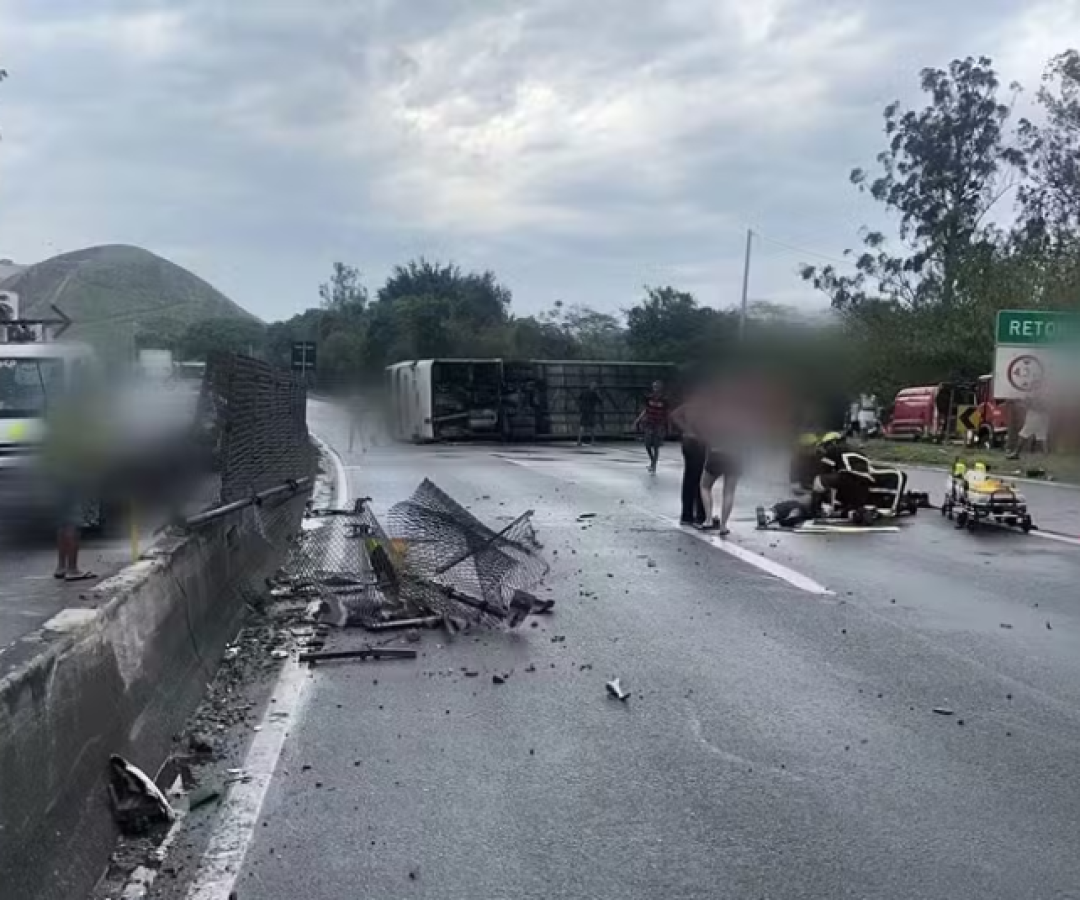 Um ônibus com torcedores do Flamengo capotou na tarde desta segunda-feira (27) na Rodovia Presidente Dutra, na altura...