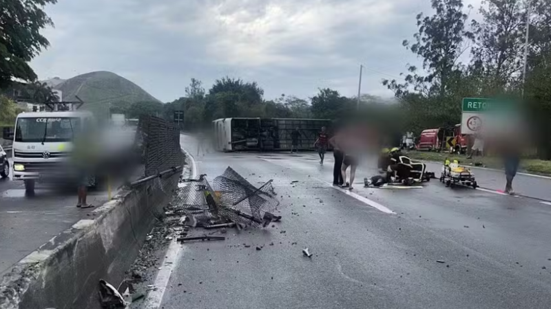 Foto portal Baixada – 2025-10-27T175408.382 Um ônibus com torcedores do Flamengo capotou na tarde desta segunda-feira (27) na Rodovia Presidente Dutra, na altura...