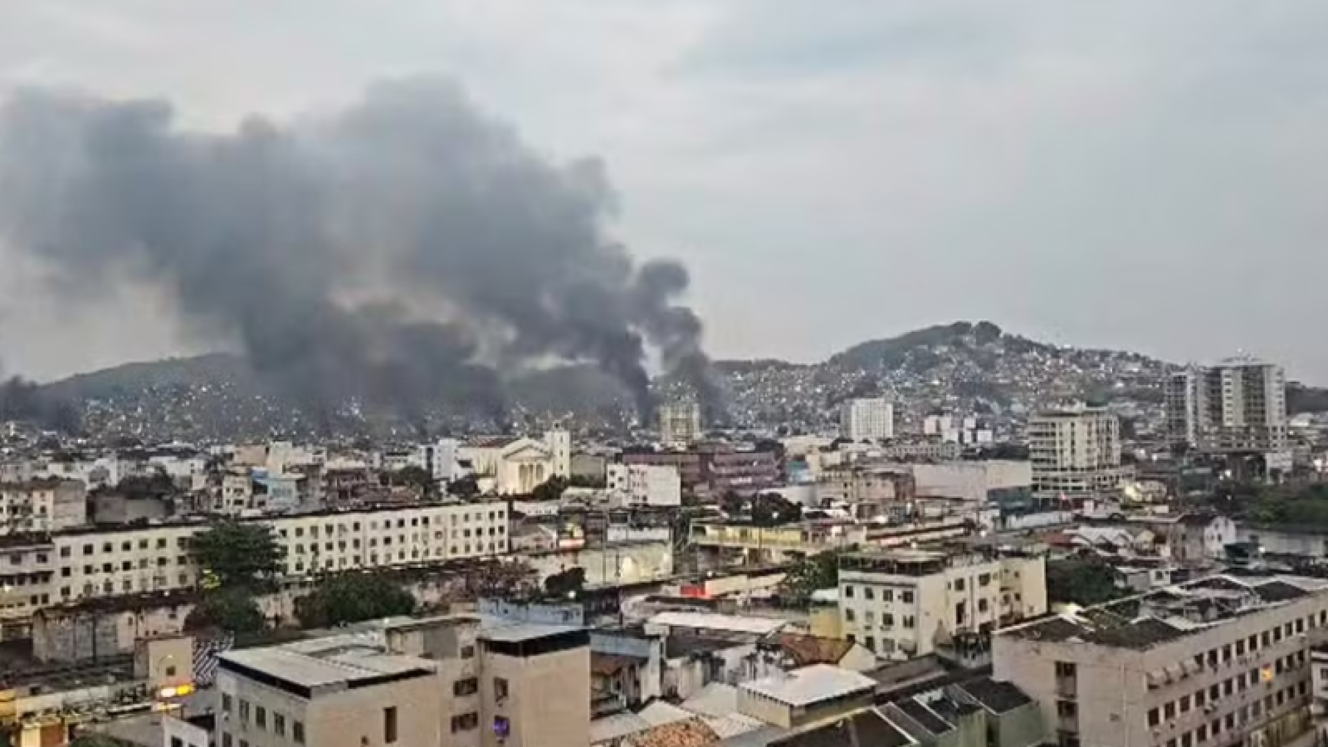 Foto portal Baixada – 2025-10-28T091921.453 Pelo menos 2.500 agentes das forças de segurança do Rio de Janeiro realizam, nesta terça-feira (28), uma megaoperação nos complexos...