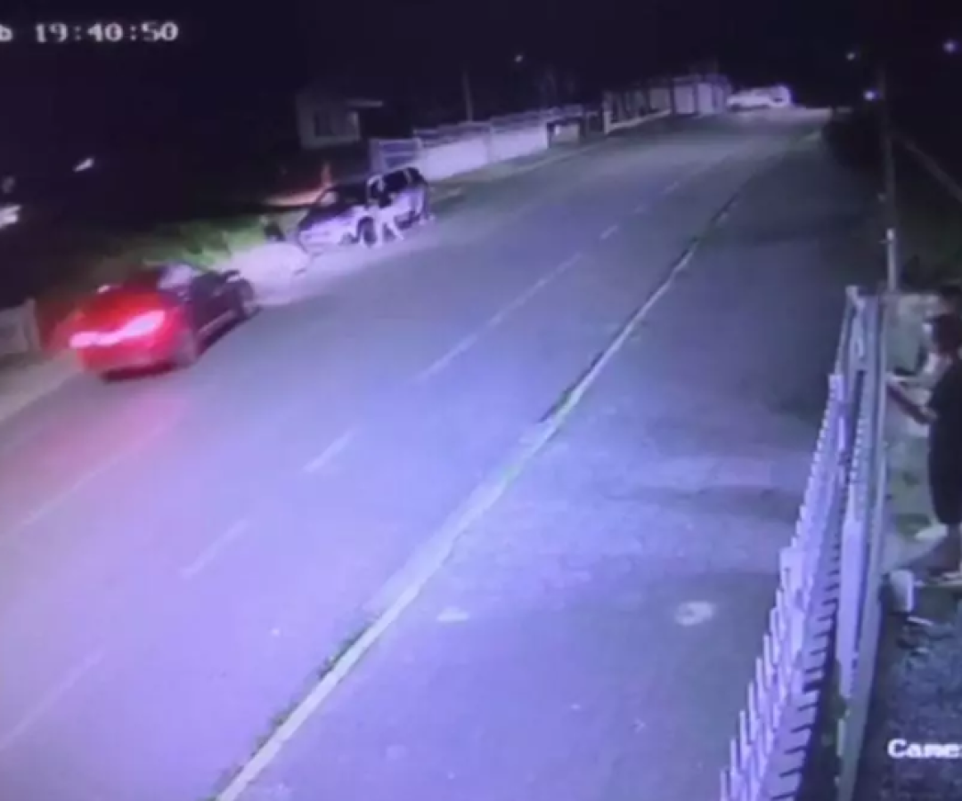 Um homem de 53 anos foi atropelado e agredido com pauladas por uma mulher na noite de sábado (25), em frente ao...