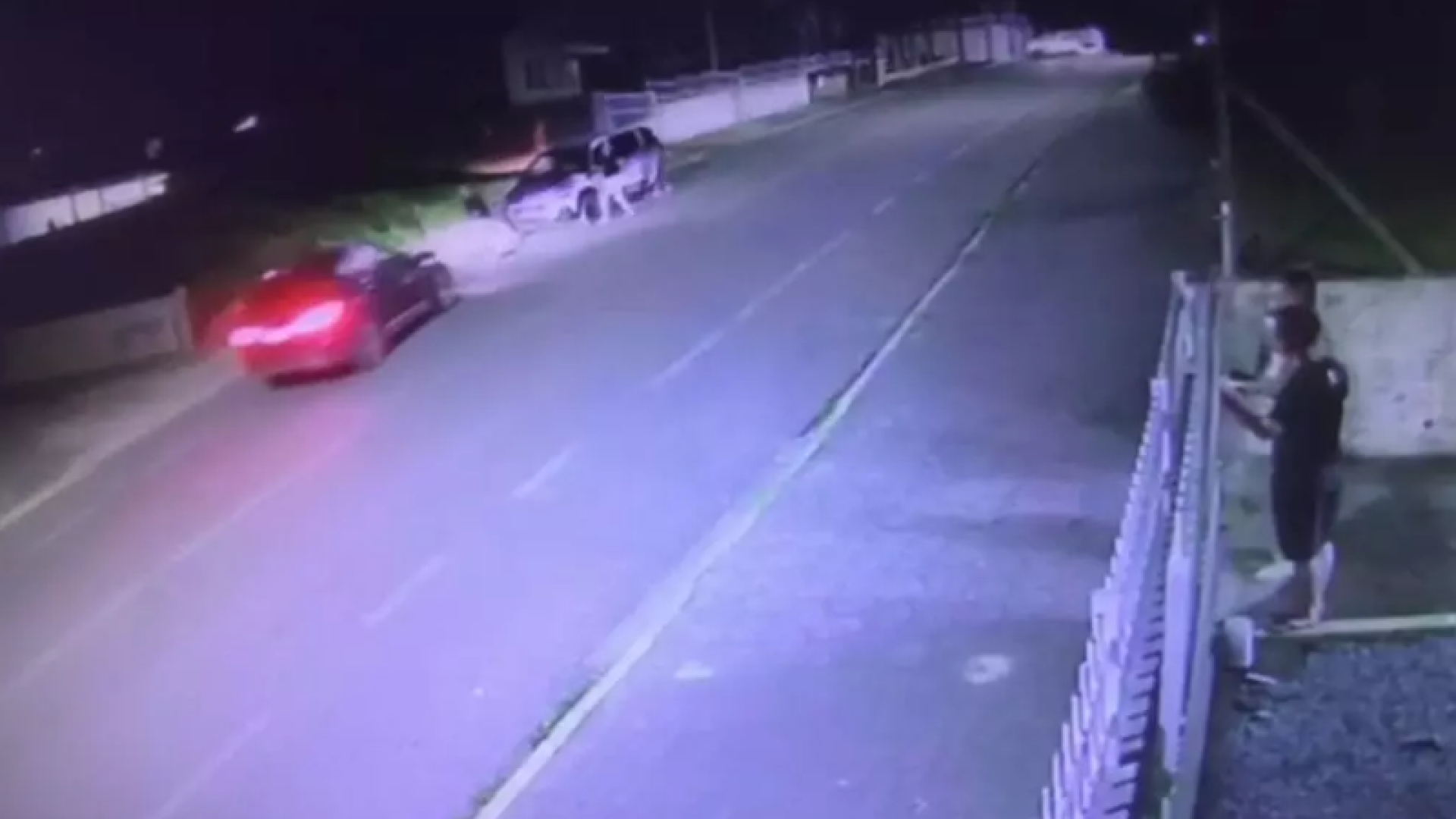 Foto portal Baixada – 2025-10-28T113016.400 Um homem de 53 anos foi atropelado e agredido com pauladas por uma mulher na noite de sábado (25), em frente ao...