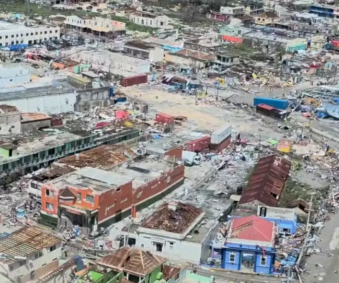 O furacão Melissa deixou um rastro de destruição ao atravessar o Caribe, atingindo principalmente a Jamaica e o Haiti.