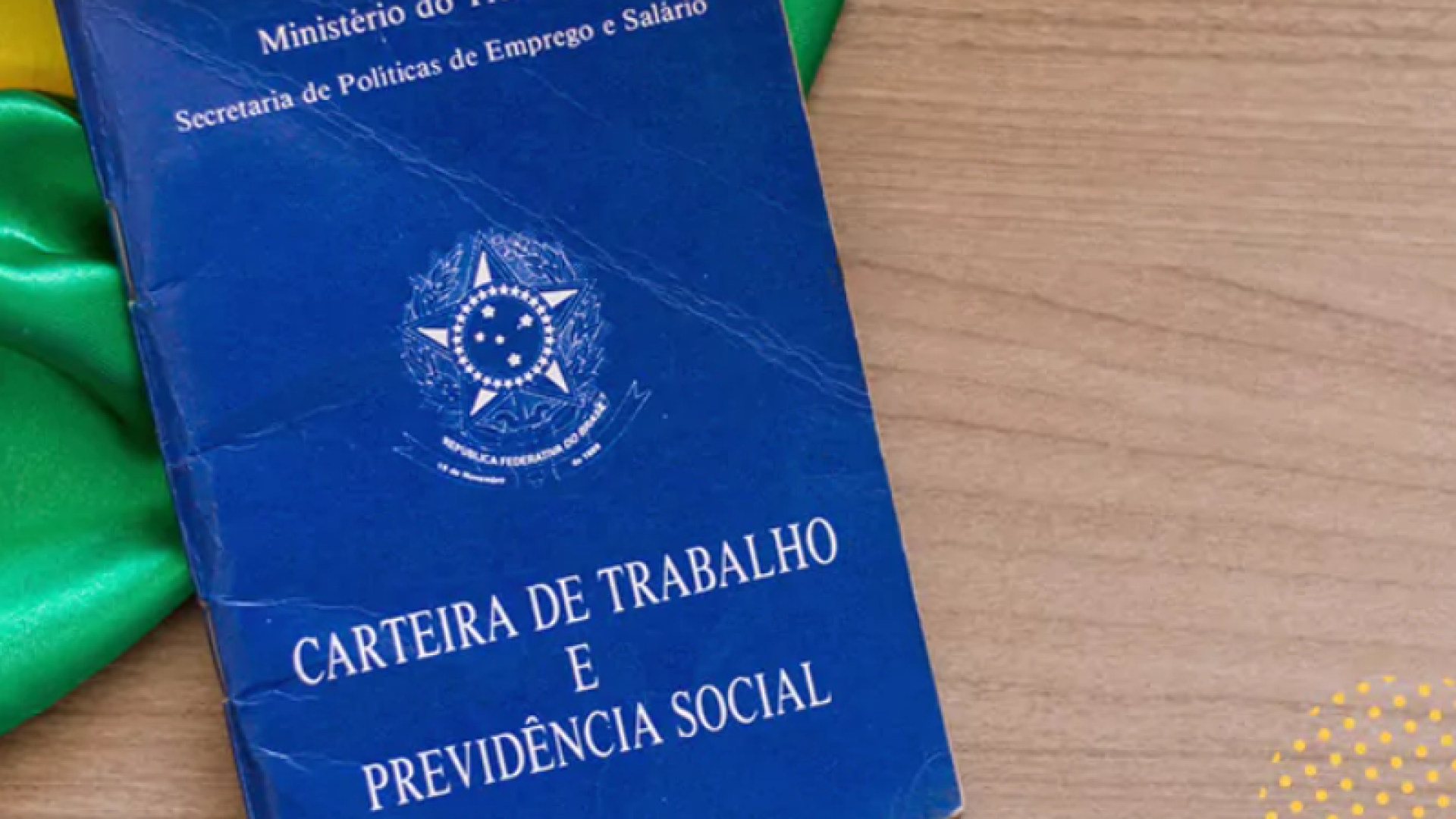 Foto portal Baixada – 2025-10-31T103955.050 A taxa de desemprego no Brasil caiu para 5,6% no trimestre encerrado em setembro, conforme dados divulgados nesta sexta-feira (31)...