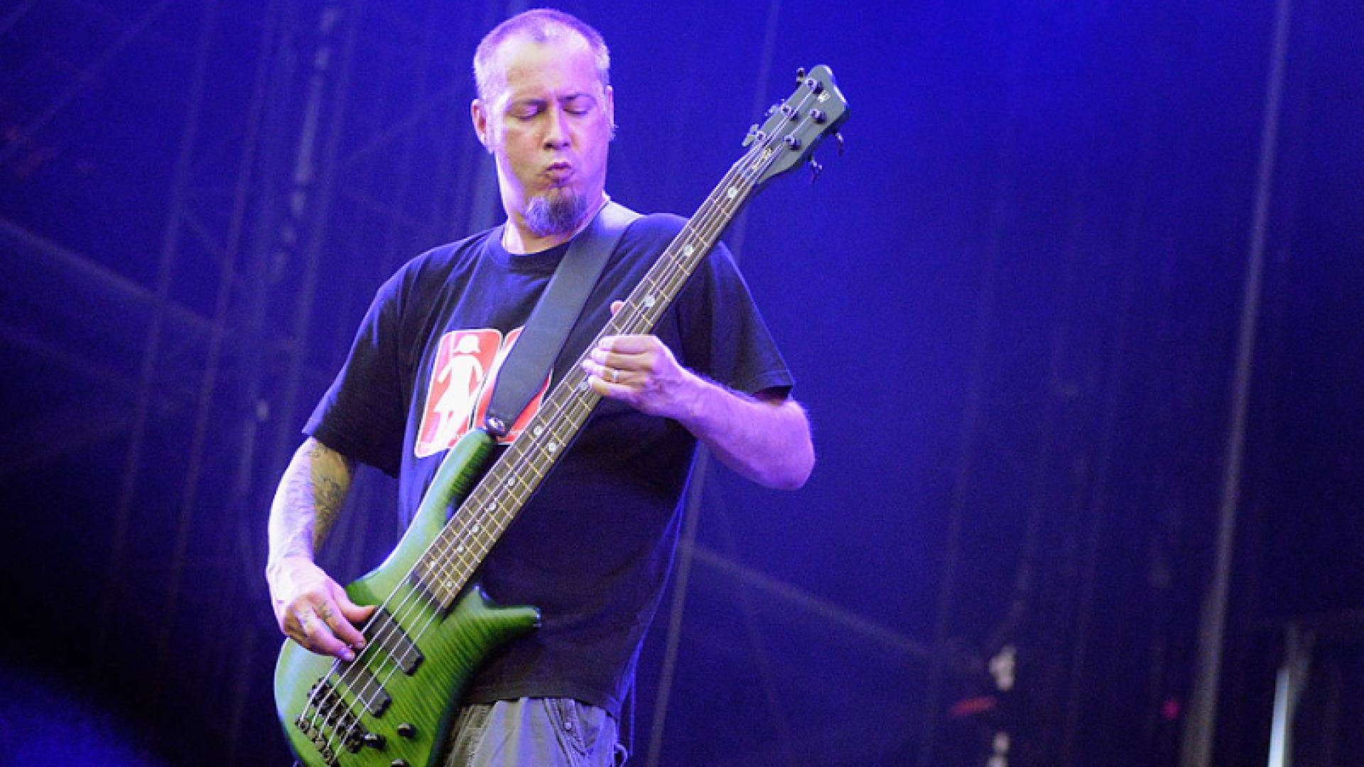 Foto portal Baixada – 2025-10-31T161134.940 O baixista e fundador da banda Limp Bizkit, Sam Rivers, foi encontrado morto no banheiro de sua casa no último dia 18 de outubro...