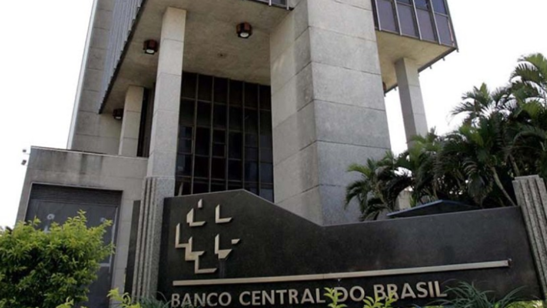 O Banco Central publicou nesta segunda-feira (3) uma resolução que endurece as regras contra o uso irregular das chamadas contas-bolsão...