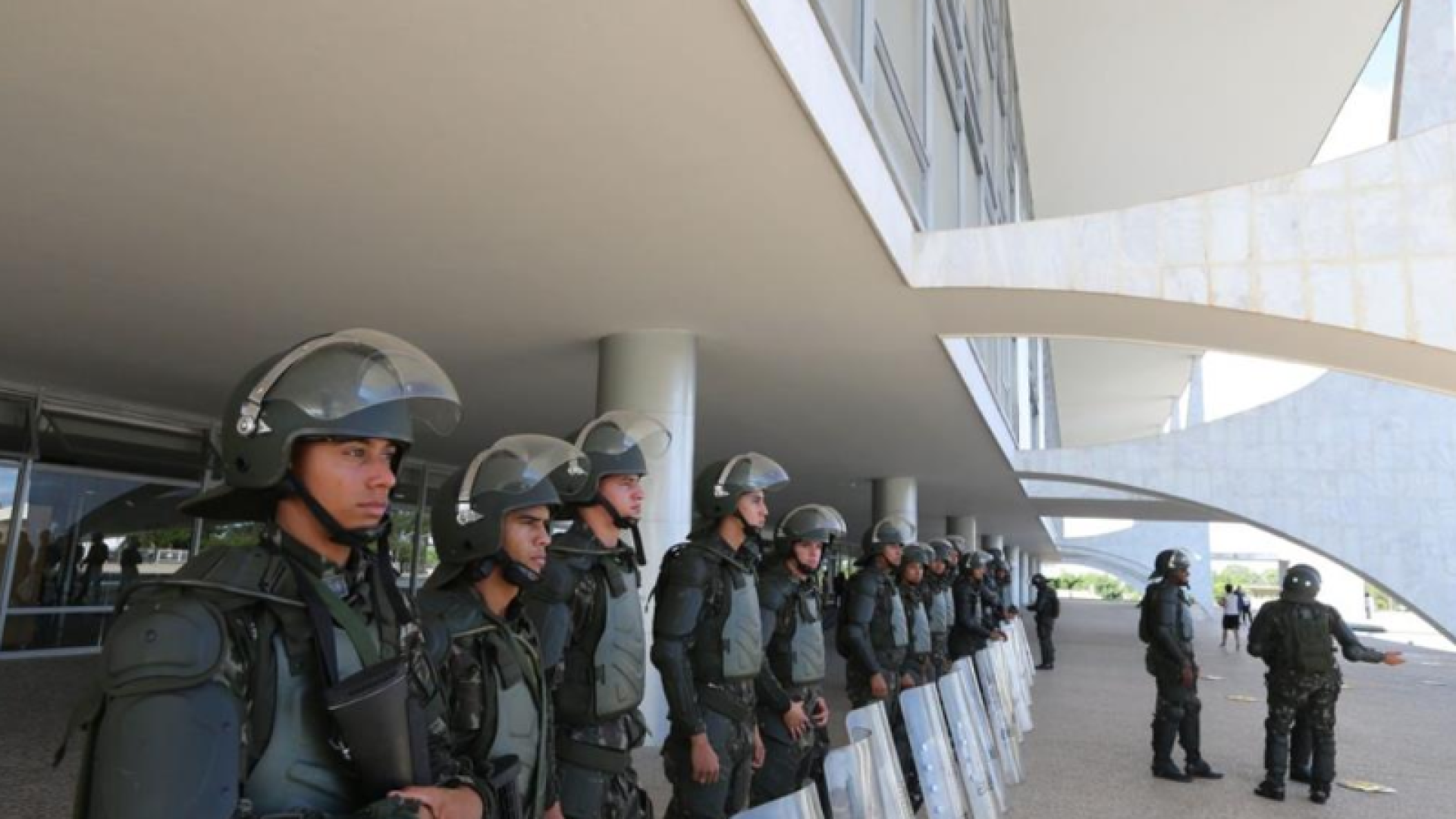 O presidente Luiz Inácio Lula da Silva (PT) assinou um decreto que autoriza a atuação das Forças Armadas em operações...