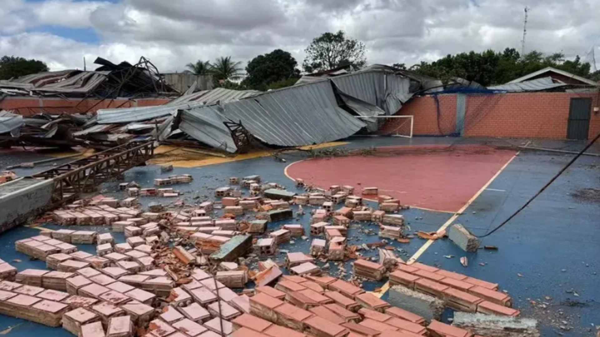 Um temporal de grandes proporções atingiu o Paraná no último fim de semana e deixou 27 cidades em situação de emergência...