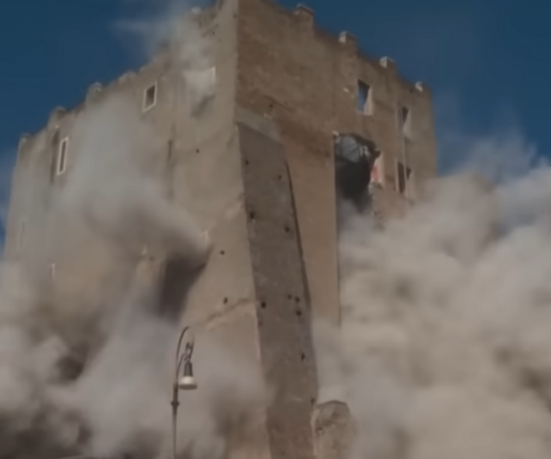 Um trágico desabamento parcial da Torre dei Conti, uma construção medieval do século XIII localizada no centro de Roma...