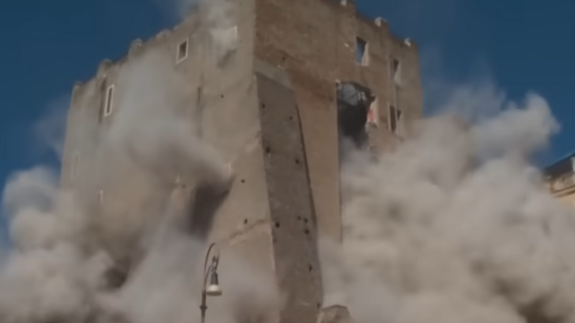 Um trágico desabamento parcial da Torre dei Conti, uma construção medieval do século XIII localizada no centro de Roma...