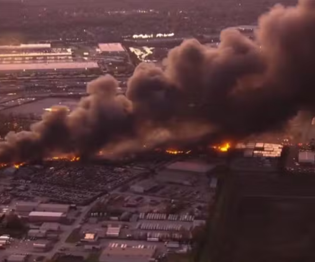 Um avião de carga da empresa UPS caiu na tarde desta terça-feira (4) próximo ao aeroporto internacional Muhammad Ali...